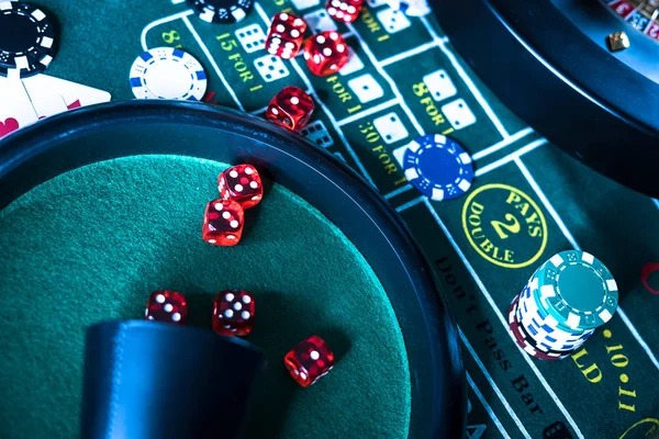 Domino QQ player interface on permata showing tile selection and betting options